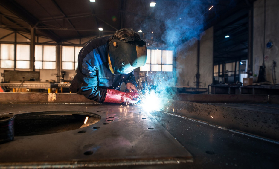 foto persona realizando trabajo de soldadura